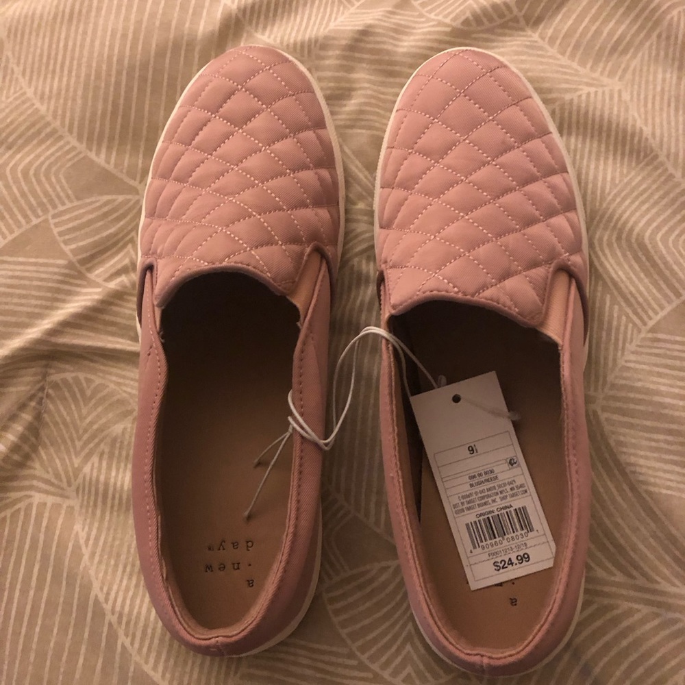 Woman’s size 9.5 shoe. New with tags. Nice casual shoe.